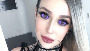 8 Foto Wanita Bertato Ekstrem, Sering Ditolak Restoran karena Matanya Ungu
