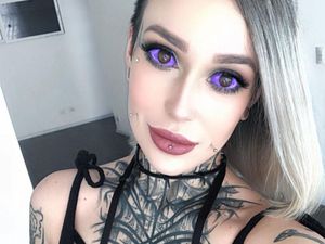 8 Foto Wanita Bertato Ekstrem, Sering Ditolak Restoran karena Matanya Ungu