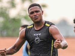 Bugil di Lapangan, Kena Sanksi Larangan Main 8 Pertandingan