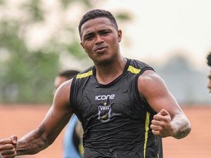 Bugil di Lapangan, Kena Sanksi Larangan Main 8 Pertandingan Bugil di Lapangan, Kena Sanksi Larangan Main 8 Pertandingan