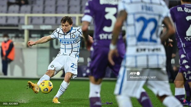 Inter Milan's Italian midfielder Nicolo Barella shoots to open the scoring during the Italian Serie A football match Fiorentina vs Inter Milan on February 5, 2021 at the Artemio-Franchi stadium in Florence. (Photo by Alberto PIZZOLI / AFP)
