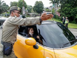 Kendaraan Ayu Ting Ting Diputarbalik Petugas Saat Masuk Kota Bogor