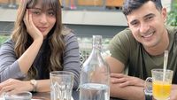 Gaya Keren Ali Syakieb Saat Ngopi dan Makan Bareng Istri