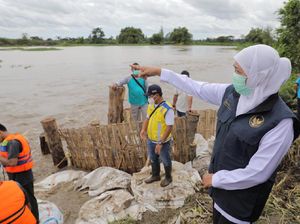 Kunjungi Lokasi Banjir Jombang, Gubernur Khofifah Ajak Warga Jogo Kali Kunjungi Lokasi Banjir Jombang, Gubernur Khofifah Ajak Warga Jogo Kali