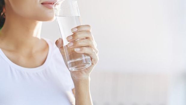 Ilustrasi minum air putih