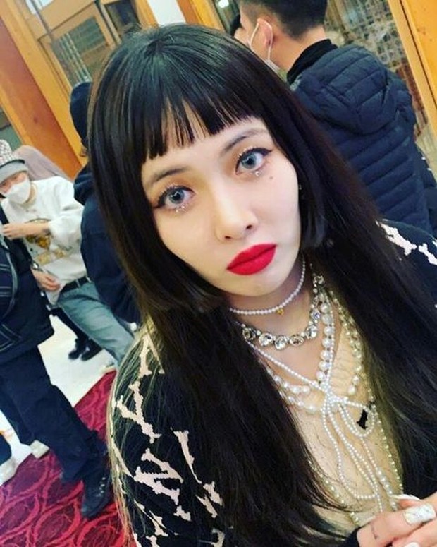 Instagram.com/hyunah_aa Membuat tampilan unik dengan membuat ukuran rambut beda.