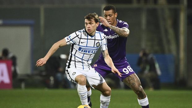 Inter Milan's Nicolo Barella, left, competes for the ball with Fiorentina's Igor during the Serie A soccer match between Fiorentina and Inter Milan, at the Artemio Franchi Stadium in Florence, Italy, Friday, Feb. 5, 2021. (Massimo Paolone/LaPresse via AP)