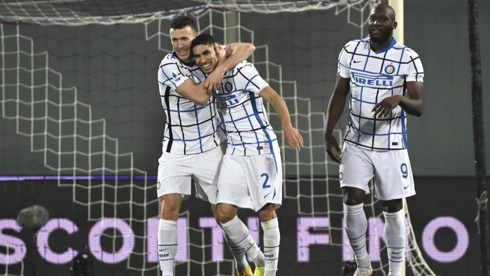 Inter Milans Ivan Perisic, left, celebrates after scoring his sides second goal of the game during the Serie A soccer match between Fiorentina and Inter Milan, at the Artemio Franchi Stadium in Florence, Italy, Friday, Feb. 5, 2021. (Massimo Paolone/LaPresse via AP)
