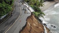 Hati-hati! Jalan di Senggigi NTB Longsor