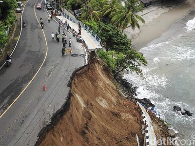 Hati-hati! Jalan di Senggigi NTB Longsor