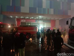 Kebakaran di Mall Makassar, Api Masih Berkobar