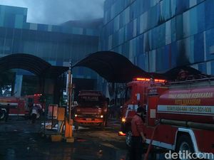 Penampakan Mal Panakkukang Makassar Terbakar 11 Jam Lebih