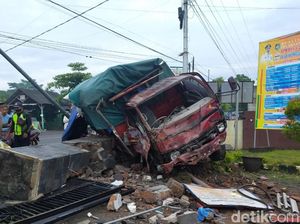 Truk Tabrak Kantor Desa di Banyuwangi, Bapak dan Anak Tewas Berpelukan Truk Tabrak Kantor Desa di Banyuwangi, Bapak dan Anak Tewas Berpelukan