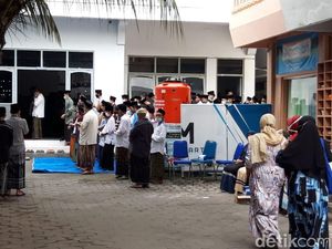 Jenazah KH Atabik Ali Dimakamkan di Pathok Negara Jenazah KH Atabik Ali Dimakamkan di Pathok Negara