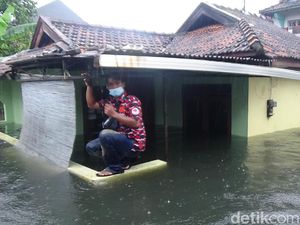 Banjir Berwarna Hitam-Berbau Busuk Rendam Kudus hingga 1,5 Meter