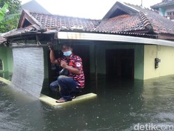 Banjir Berwarna Hitam-Berbau Busuk Rendam Kudus hingga 1,5 Meter