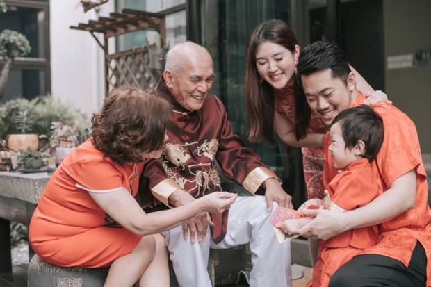 Kumpul keluarga dan mengunjungi anggota keluarga yang lebih tua / foto: istockphoto.com