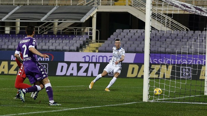 FLORENCE, ITALY - FEBRUARY 05: Ivan Perisic of FC Internazionale scores his team second goal during the Serie A match between ACF Fiorentina  and FC Internazionale at Stadio Artemio Franchi on February 05, 2021 in Florence, Italy.  (Photo by Gabriele Maltinti/Getty Images)