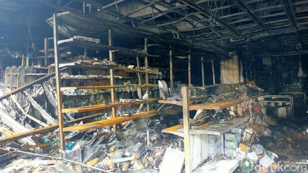 Dagangan di Mal Panakkukang Makassar Hangus Dilahap Si Jago Merah