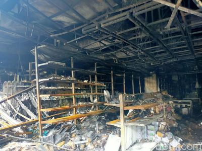 Dagangan di Mal Panakkukang Makassar Hangus Dilahap Si Jago Merah