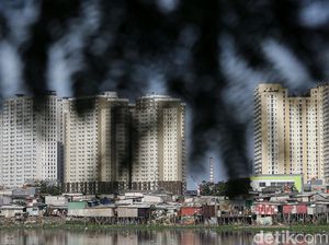 Melihat Kembali Permukiman Kumuh di Pinggir Waduk Pluit Melihat Kembali Permukiman Kumuh di Pinggir Waduk Pluit