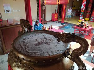 Melihat Tempat Abu Terbesar se-Asia Tenggara di Kelenteng Muntilan Melihat Tempat Abu Terbesar se-Asia Tenggara di Kelenteng Muntilan