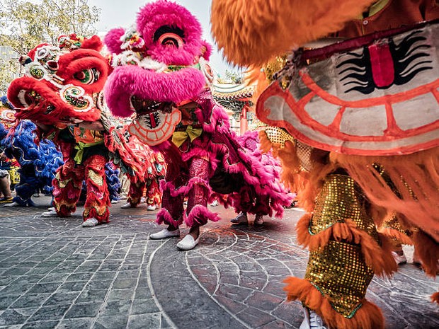 Menonton pertunjukan barongsai dan festival kembang api / foto: istockphoto.com