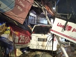 Saat Mobil Seruduk Pemotor hingga Warung di Tanah Abang