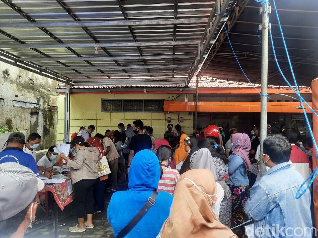 Pengambilan BLT di Kantor Pos Demak Surabaya Abaikan Physical Distancing