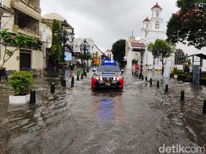 Selain Banjir Semarang Juga Diterjang Longsor, 1 Orang Tewas Selain Banjir Semarang Juga Diterjang Longsor, 1 Orang Tewas