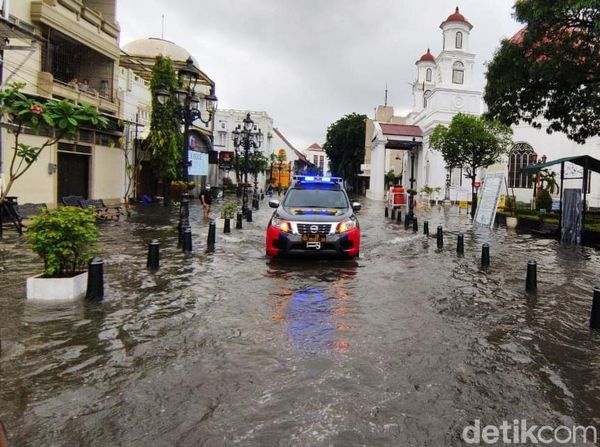 Penampakan Banjir yang Merendam Kota Lama Semarang