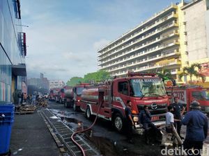 11 Jam Mal Panakkukang Makassar Terbakar, Api Masih Menyala di Lantai 2