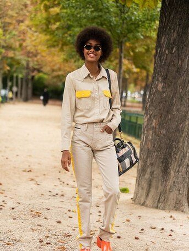 Jika sedang merasa tidak termotivasi dan malas untuk mix and match, outfit satu set.