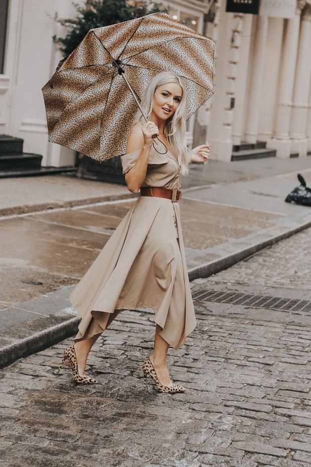 Jika ingin tampil anggun dan feminim, pakai maxi dress.