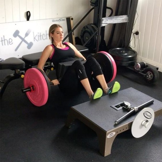 Pinterest.com/shape Tantang diri sendiri agar tetap bertenaga dengan melakukan plank selama satu menit.