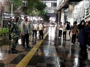 Kedapatan Nongkrong Malam-malam di JPO Dukuh Atas, 13 ABG Dirapid Tes Kedapatan Nongkrong Malam-malam di JPO Dukuh Atas, 13 ABG Dirapid Tes