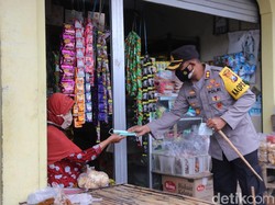 Polisi Bagi-bagi Ribuan Masker di Simpang Kartonyono Ngawi