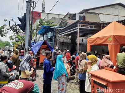 Potret Pengambilan BLT Tanpa Jaga Jarak di Kantor Pos Demak