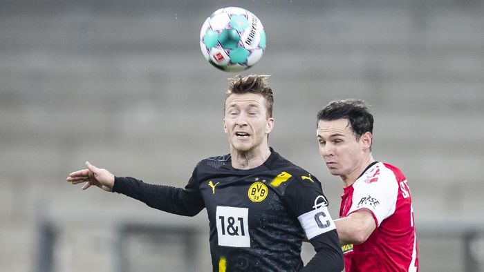 sc freiburg vs borussia dortmund sc freiburg borussia dortmund marco reus liga jerman bundesliga nicolas hoefler Dortmunds Marco Reus, left, and Freiburgs Nicolas Hoefler challenge for the ball during the German Bundesliga soccer match between SC Freiburg and Borussia Dortmund in Freiburg, Germany, Saturday, Feb. 6, 2021. (Tom Weller/dpa via AP)