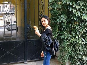 Serunya Edelenyi Laura saat Makan Es Krim dan Ngopi Cantik Serunya Edelenyi Laura saat Makan Es Krim dan Ngopi Cantik