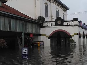 Wira-wiri Kereta ke Semarang Terganggu Banjir, KAI Minta Maaf