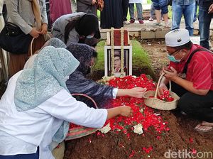 Rektor Paramadina Firmanzah Dimakamkan di TPU Tanah Kusir Rektor Paramadina Firmanzah Dimakamkan di TPU Tanah Kusir