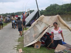 Enggan di Tempat Pengungsian, Korban Banjir Jombang Dirikan Tenda Darurat