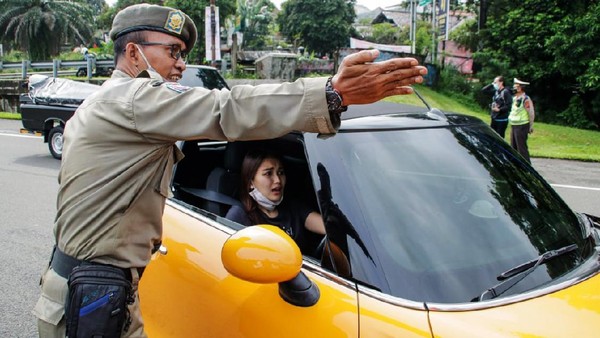 Terjaring Gage di Bogor, Ayu Ting Ting Diminta Putar Balik Artis Ayu Ting Ting terpaksa memutar balik kendaraannya ketika akan memasuki kawasan Kota Bogor. Ayu diminta memutar arah karena kendaraanya bernopol ganjil.