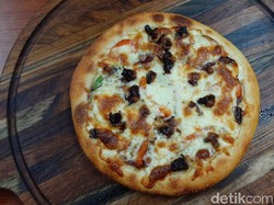 Unik! Pizza Belalang yang Renyah Gurih dari Gunungkidul