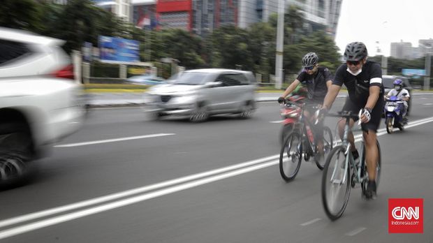 Sejumlah pesepeda melintasi jalur sepeda di Jalan Jendral Sudirman. Jakarta, Sabtu, 6 Februari 2021. CNN Indonesia/ Adhi Wicaksono
