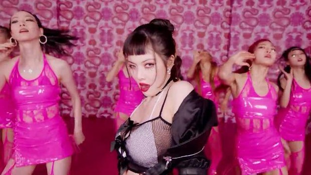 Youtube.com/Hyuna Tampilan makeup yang cantik tapi berani.