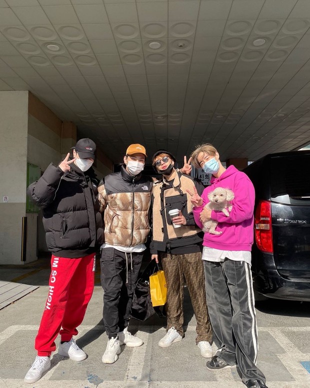 Potret ketika ketiga member GOT7 berpamitan dengan Mark yang akan kembali ke LA