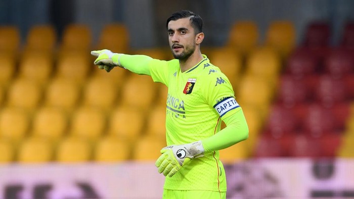 BENEVENTO, ITALY - DECEMBER 20: Mattia Perin of Genoa CFC gestures during the Serie A match between Benevento Calcio and Genoa CFC at Stadio Ciro Vigorito on December 20, 2020 in Benevento, Italy. (Photo by Francesco Pecoraro/Getty Images)