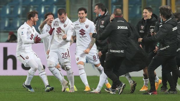BERGAMO, ITALY - FEBRUARY 06: Federico Bonazzoli of Torino FC celebrates his goal with his teammates during the Serie A match between Atalanta BC  and Torino FC at Gewiss Stadium on February 06, 2021 in Bergamo, Italy. (Photo by Emilio Andreoli/Getty Images)